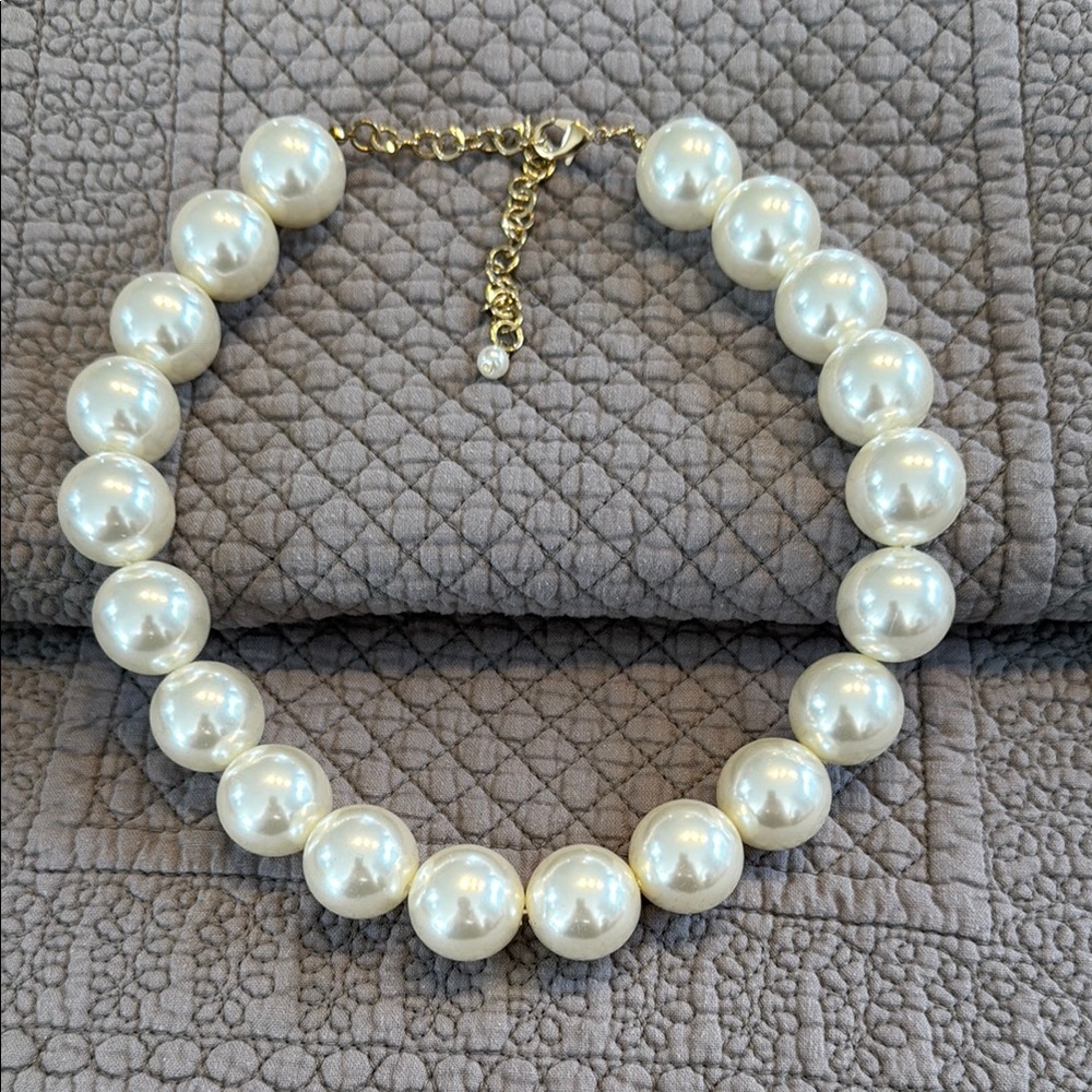 Collier avec grosses perles blanches